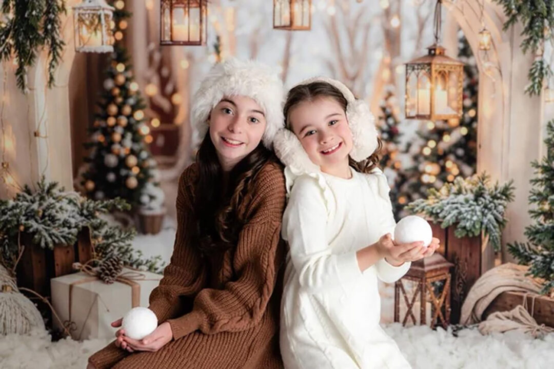 Christmas Mini Session - Indoor with backdrop and props - Image 2